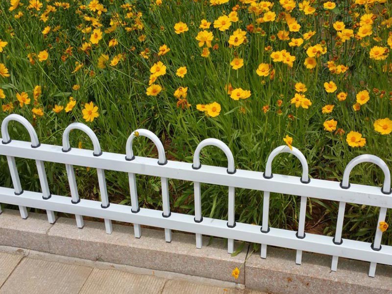 安徽省衡水某学校订购的U型草坪护栏正在生产中